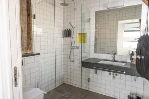 Klädesholmen索尔特 & 希尔酒店的带淋浴、水槽和镜子的浴室