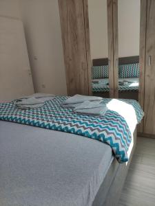 索科矿泉村Apartmani Ema的一间卧室配有蓝色和白色床单