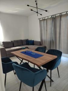 索科矿泉村Apartmani Ema的客厅配有木桌和蓝色椅子
