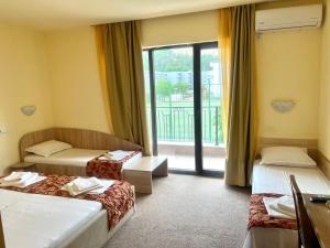 克兰内沃Maria Garden的酒店客房设有两张床和窗户。