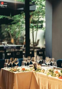 敖德萨Il Decameron Luxury Design Hotel的一张桌子,上面放着酒杯和食物