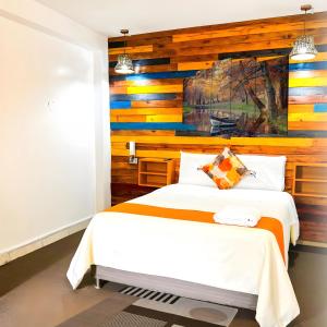 阿亚库乔Ayacucho Plaza的一间卧室配有一张木墙床。