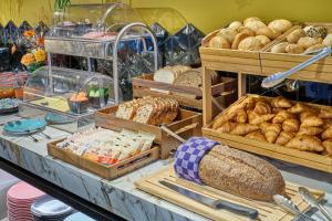 埃默洛尔德福尔胡伊斯咖啡餐厅酒店的面包店,面包上有很多不同种类的面包