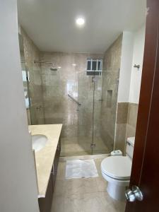 卡塔赫纳APARTAMENTO MORROS922 LA BOQUILLA con acceso directo a la Playa的带淋浴、卫生间和盥洗盆的浴室