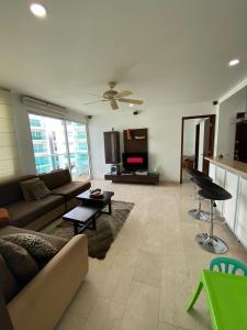 卡塔赫纳APARTAMENTO MORROS922 LA BOQUILLA con acceso directo a la Playa的带沙发和平面电视的客厅