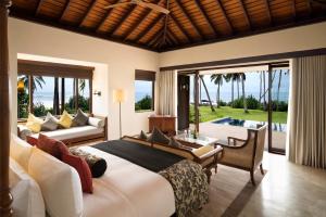 坦加拉Anantara Peace Haven Tangalle Resort的一间卧室设有一张床和一间客厅。
