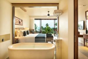 Anantara Peace Haven Tangalle Resort客房内的一张或多张床位