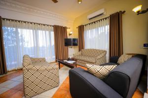 达累斯萨拉姆斗兽场精品酒店&Spa的客厅配有两张沙发和一台电视机