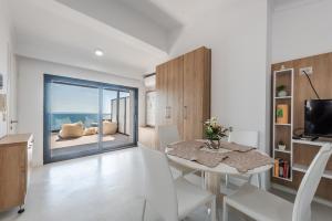 都拉斯Sea View Apartments ELDO的一间设有桌子的海景用餐室