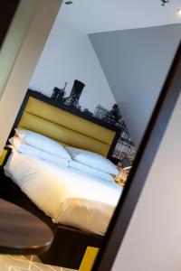 爱丁堡KM Hotel的镜子间的一张床位