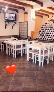 吉尔斯Cantinho das Oliveiras的一间设有白色桌子的房间,地板上有一个红色的心