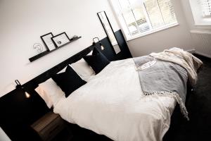 阿什顿下安林恩Urban Loft Apartment • 2 Bedroom • Manchester的一间卧室配有一张带黑白枕头的床