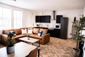 阿什顿下安林恩Urban Loft Apartment • 2 Bedroom • Manchester的带沙发的客厅和厨房