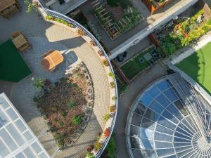 布达佩斯Rooftop City Residence的公园摩天轮的上空景观