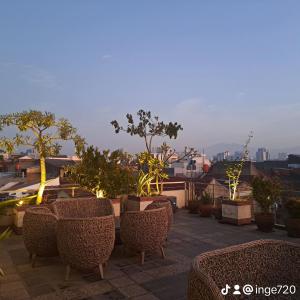 万隆G10 Guest House Near Asia Afrika Bandung的一组椅子坐在屋顶上