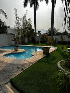 加尔潘VILLAS EL ENCANTO的棕榈树庭院内的游泳池