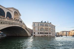 威尼斯Erbaria Boutique Apartment R&R的享有一座桥的景色,河上拥有建筑物