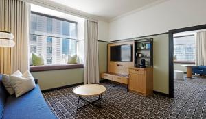 芝加哥L7 Chicago by LOTTE的一间酒店客房,配有一张床和一台电视