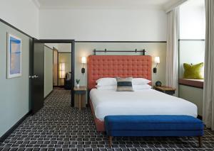 芝加哥L7 Chicago by LOTTE的一间卧室配有一张大床和红色床头板