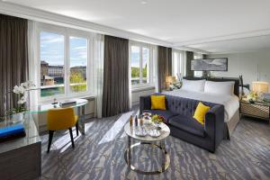 日内瓦日内瓦文华东方酒店的酒店客房,配有床和沙发