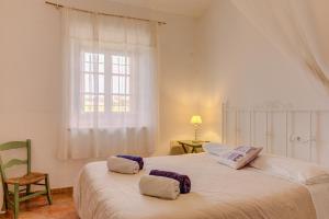 马纳科尔Finca Can Garbeta by Rentallorca的一间卧室配有一张大床和两个枕头