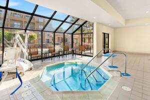 绿带城Sonesta Select Greenbelt College Park的窗户客房中间的热水浴池