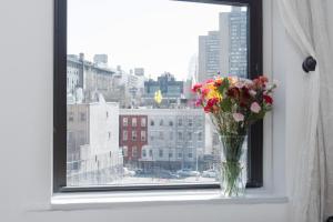 纽约Sunny Stylish West Village Condo的窗台上一束花