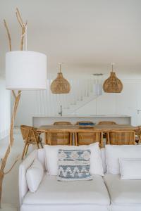 孔波尔塔Villa Possanco, Comporta beach villa的客厅配有白色的沙发和桌子