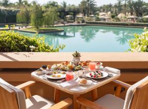 马拉喀什文华东方度假酒店，马拉喀什的游泳池畔的早餐桌