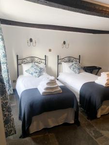 约维尔The New Inn的一间卧室配有两张带蓝白色枕头的床