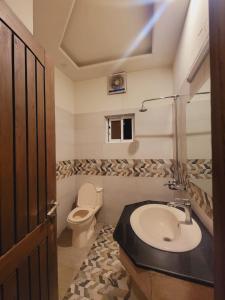 伊斯兰堡BED & Breakfast ISLAMABAD的一间带水槽和卫生间的浴室