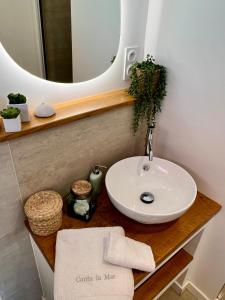 科利尤尔Canta la Mar - Vue exceptionnelle的一间带水槽和镜子的浴室