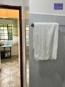 内罗毕Utulivu House的浴室墙上挂着毛巾