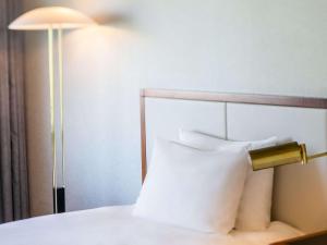 芸西村Mercure Kochi Tosa Resort & Spa的一张带灯的壁床