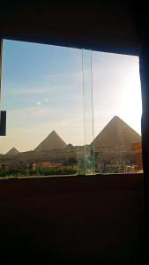 开罗pyramids show hotel的从窗口欣赏金字塔的景色