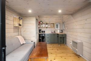 ChatsworthLittle Cabin in the Pines的一间小房子里的小厨房,内配沙发
