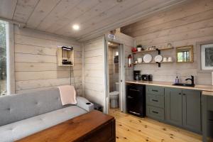 ChatsworthLittle Cabin in the Pines的一间小房子里的厨房,配有沙发