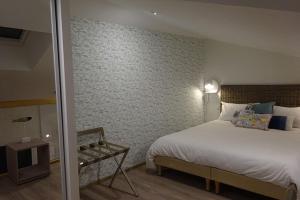 里摩日Apparts Watteau的酒店客房,配有床和镜子