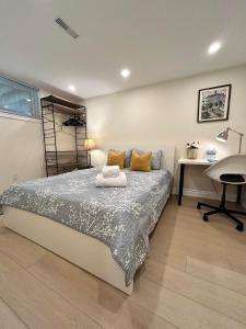 多伦多BRAND NEW lower home with EXCLUSIVE Bathroom的一间卧室配有一张床、一张书桌和一张书桌