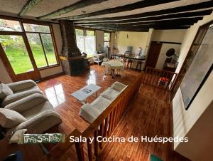 索加莫索芬卡圣佩德罗旅馆的享有空中美景,设有带壁炉的客厅。