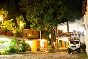 约帕尔Hotel Camoruco的一辆夜间停在大楼前的卡车