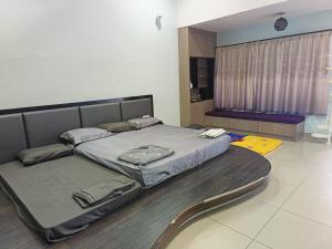 怡保perdana homestay的一张大床,位于