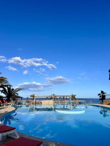 波吉奥· 梅扎纳维拉奇度假酒店的一个大型的游泳池,背景是大海