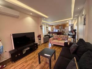 阿莱曼فيلا مميزه جدا في الساحل الشمالي ستيلا هايتس Stella Heights - Sidi Abd El-Rahman villa type M的带沙发和平面电视的客厅