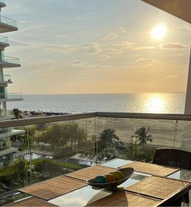 卡塔赫纳morros 3的阳台设有一张桌子,享有海景。