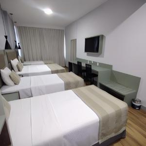 里约热内卢索萨利托公寓的酒店客房设有三张床和电视。