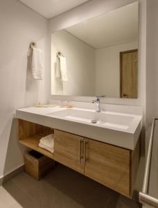 吉拉尔多特GHL埃尔蓬特酒店俱乐部的浴室设有白色水槽和镜子