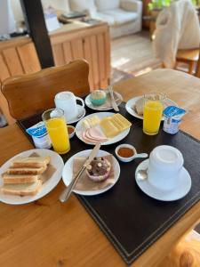 科伊艾科Hotel Tehuelche Natura的一张桌子,上面放着早餐食品和饮料