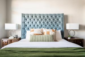 丹佛Getaway rino arts loft - jz vacations rentals的一间卧室配有一张带两盏灯的蓝色折叠床。