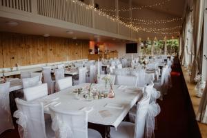 什平德莱鲁夫姆林霍尔尼普拉姆酒店的宴会厅配有白色的桌子和白色的椅子